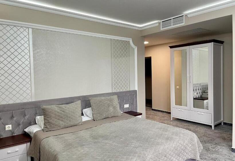 اتاق لوکس با چشم‌انداز شهر, Villa Acaem