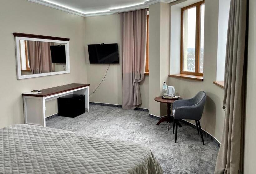 اتاق لوکس با چشم‌انداز شهر, Villa Acaem