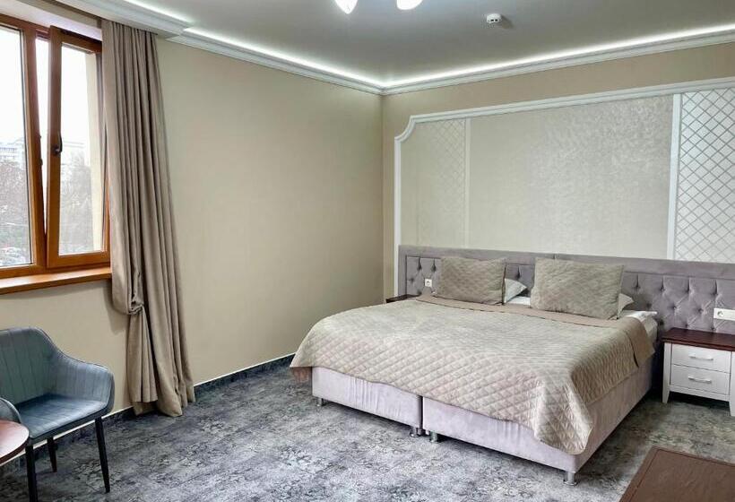 اتاق لوکس با چشم‌انداز شهر, Villa Acaem