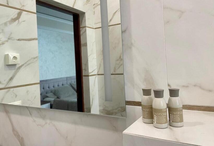 اتاق لوکس با چشم‌انداز شهر, Villa Acaem