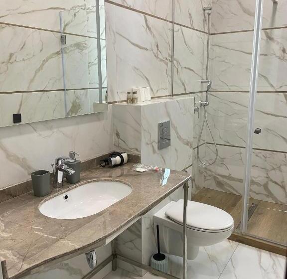 اتاق لوکس با چشم‌انداز شهر, Villa Acaem
