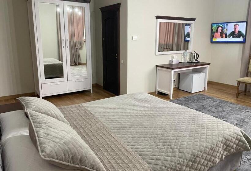 اتاق لوکس با چشم‌انداز شهر, Villa Acaem