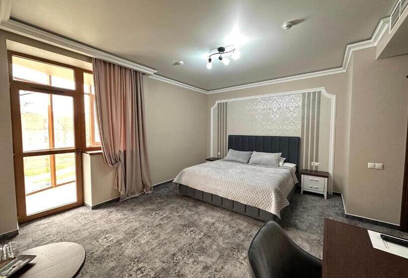 اتاق لوکس با بالکن, Villa Acaem