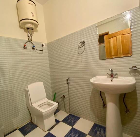 デラックススタジオ, Tag S Stay, Naggar