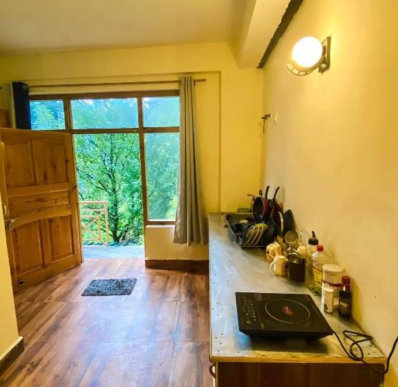 デラックススタジオ, Tag S Stay, Naggar