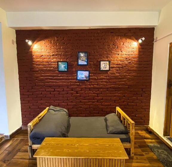 デラックススタジオ, Tag S Stay, Naggar