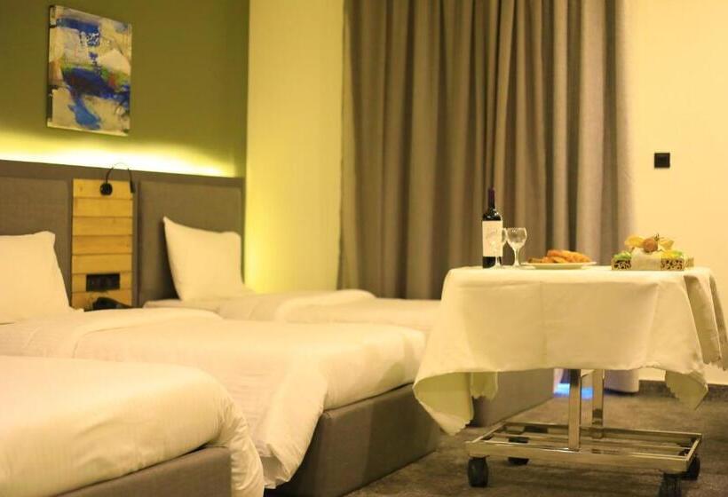 اتاق لوکس سه تخته, Aitch Boutique Hotel   An Lih