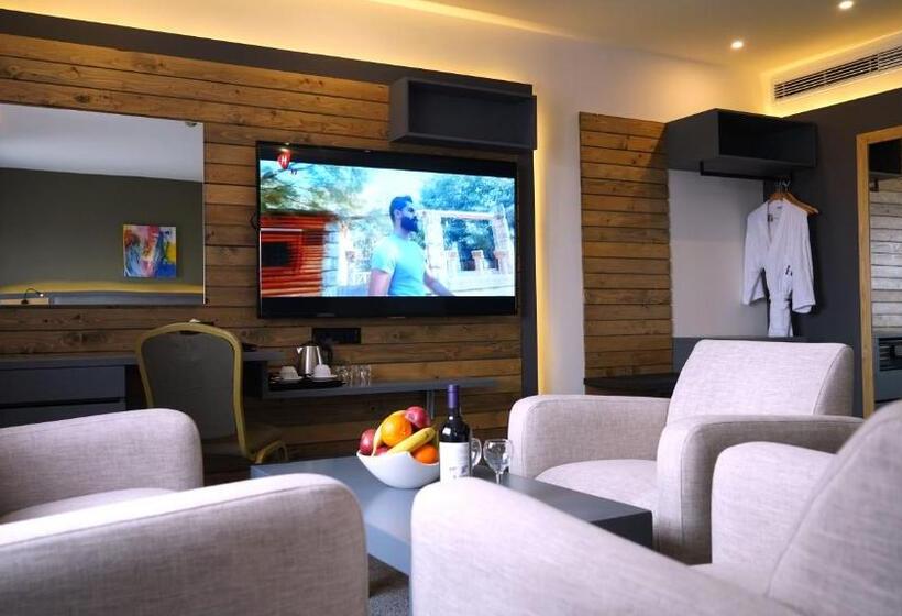 سوییت جونیور با بالکن, Aitch Boutique Hotel   An Lih