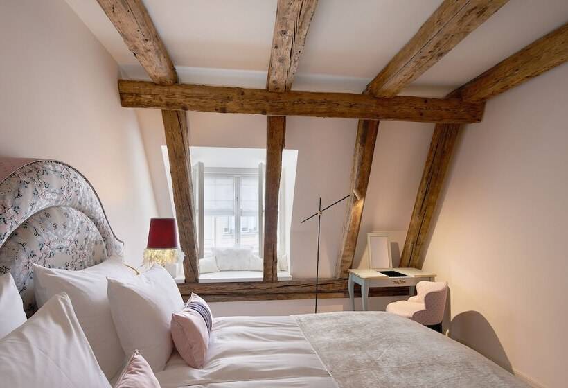 اتاق رویال, The Leo Grand