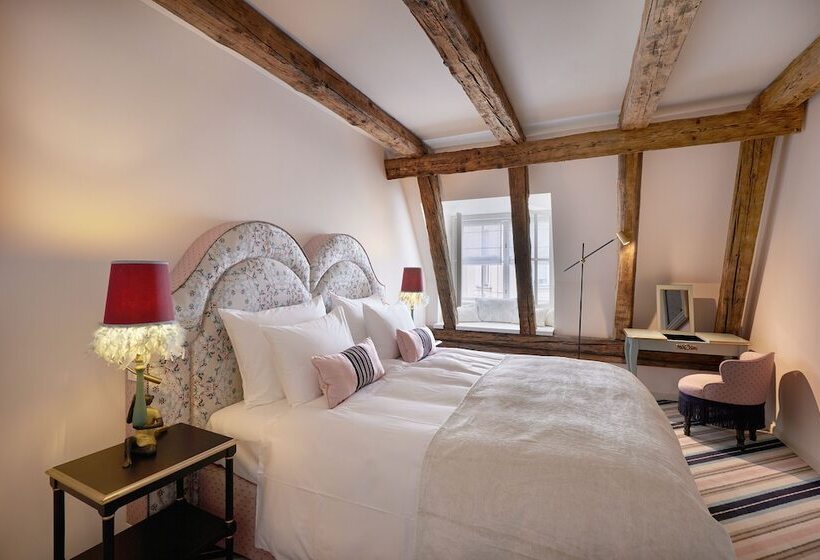 اتاق رویال, The Leo Grand