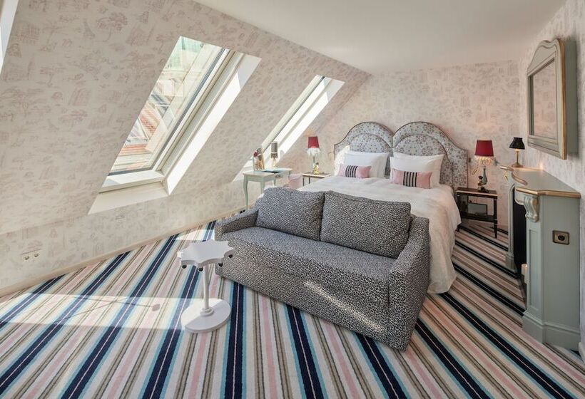 اتاق رویال, The Leo Grand