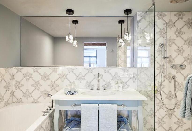 اتاق رویال, The Leo Grand