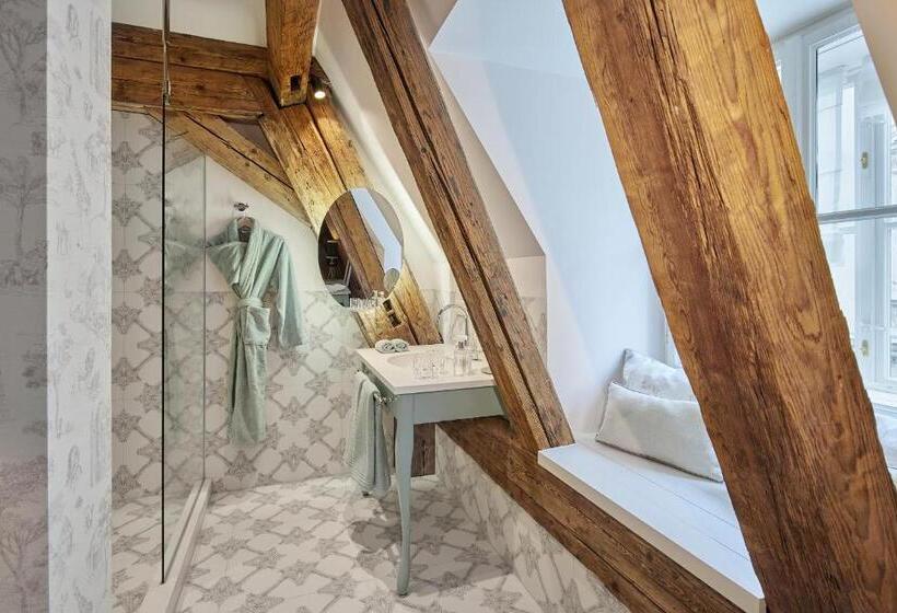 اتاق رویال, The Leo Grand