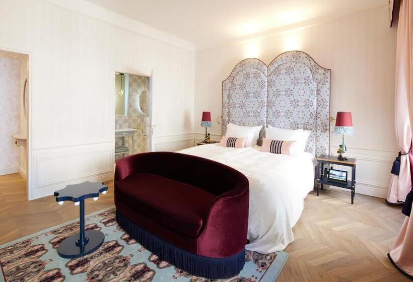 اتاق رویال, The Leo Grand