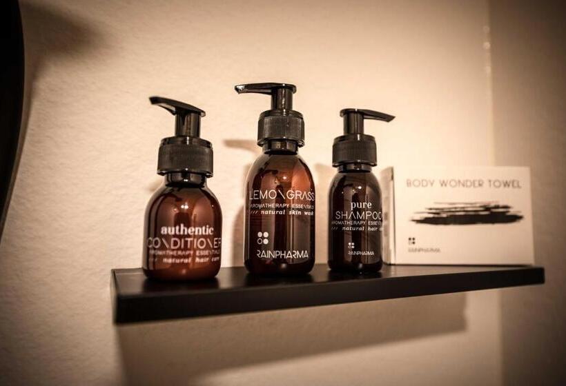 חדר סטנדרט עם ג'קוזי, Boris & Barney