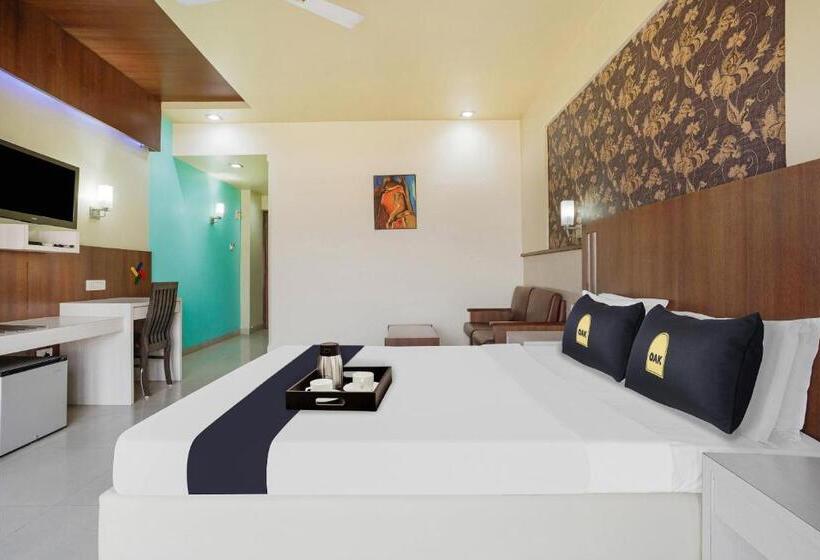 Номер Deluxe с Балконом, Fabhotel Prime Devanshi Inn   Panvel