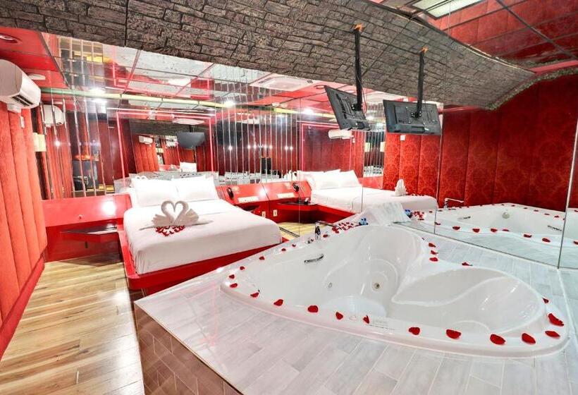 إستوديو ديلوكس, Hollywood Motel