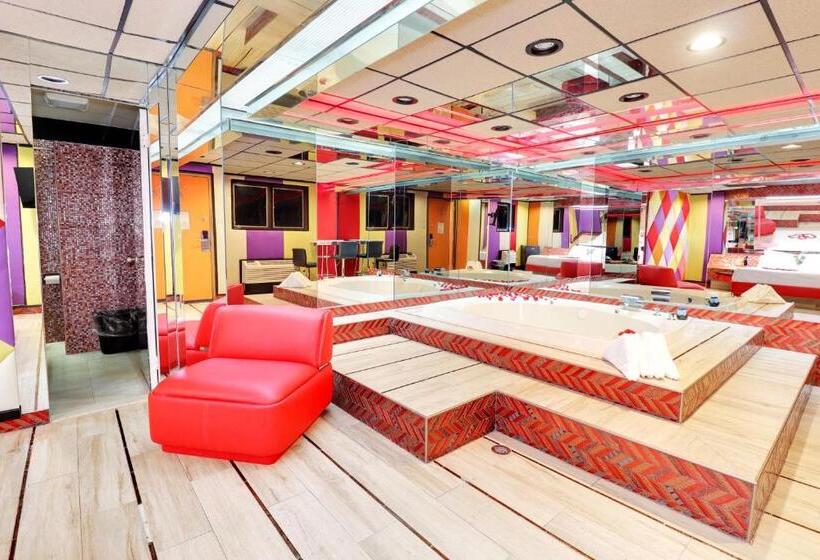 جناح مزود بجاكوزى, Hollywood Motel