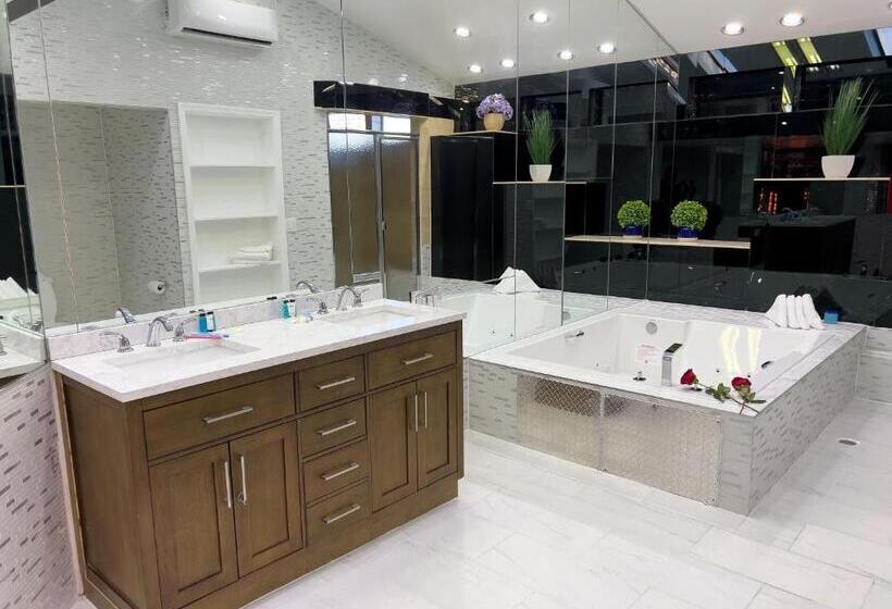 شقة دور أخير غرفة نوم واحدة, Hollywood Motel