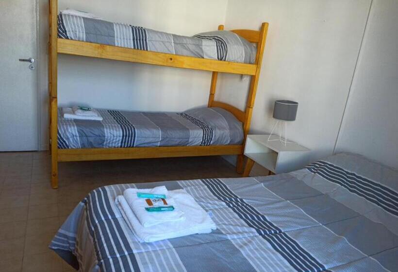 标准四人间共用浴室, El Faro Hostel