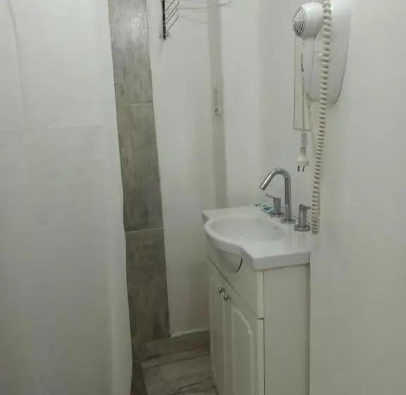 スタンダードトリプルルーム, El Faro Hostel