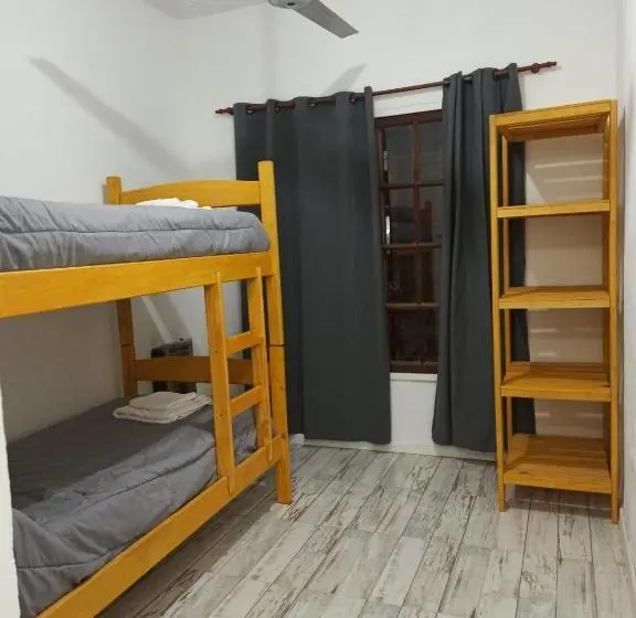 スタンダードトリプルルーム, El Faro Hostel