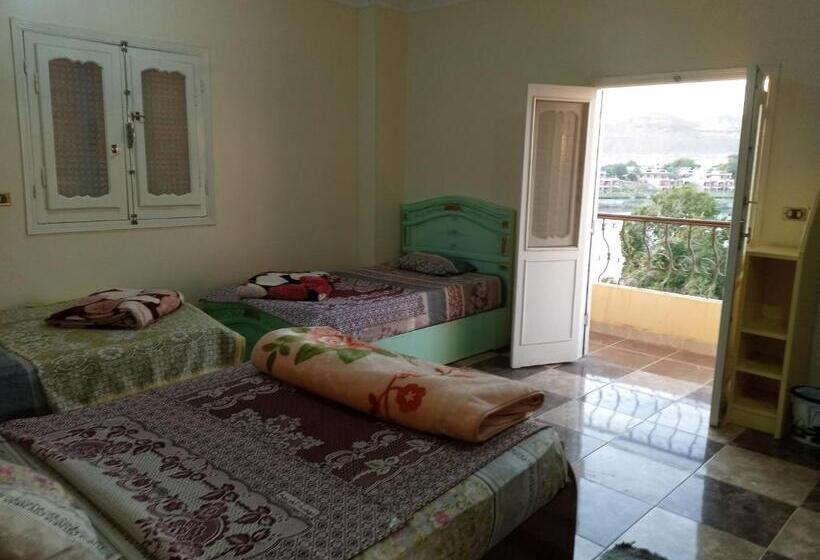 اتاق استاندارد سه تخته با چشم‌انداز, Go Inn Backpackers