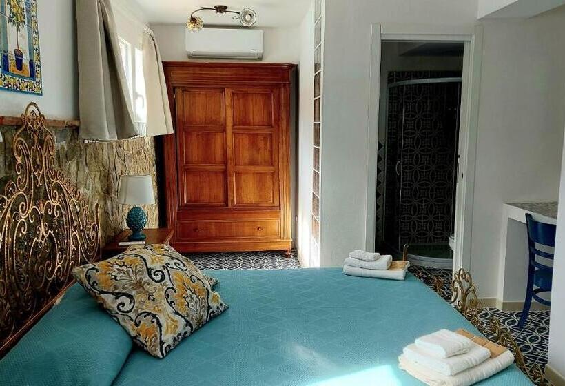 חדר סטנדרט לשלושה עם נוף לבריכה, Vfh Villa Flavia Eco B&b   50 Metri Dal Mare