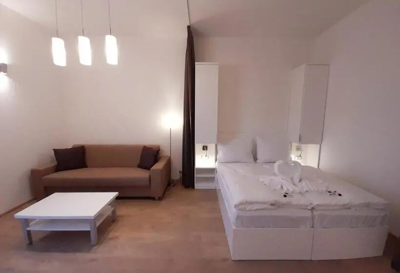 Standard-studio, Residence Mariánská