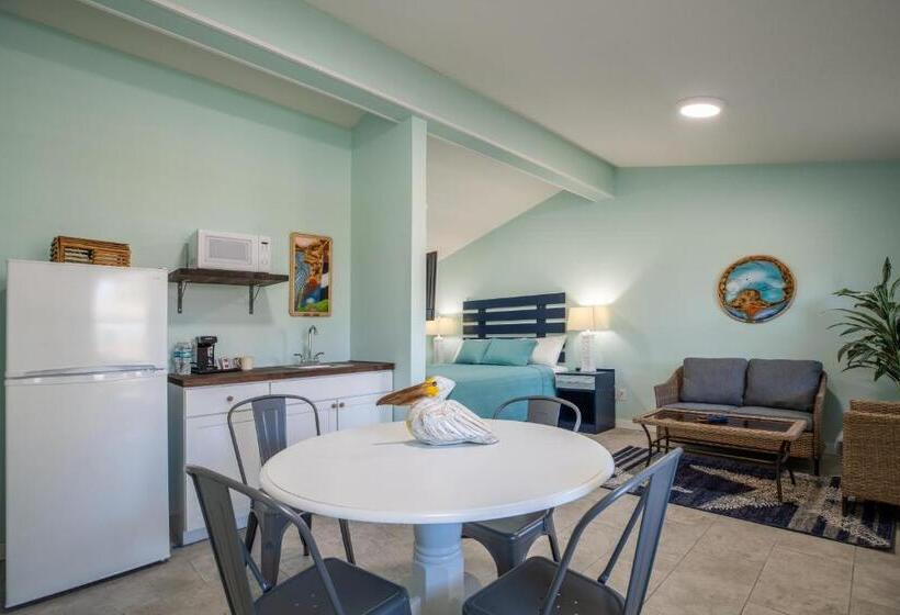 Люкс Deluxe Кровать Кинг, Salt Air Inn & Suites
