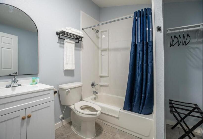 Люкс Deluxe Кровать Кинг, Salt Air Inn & Suites