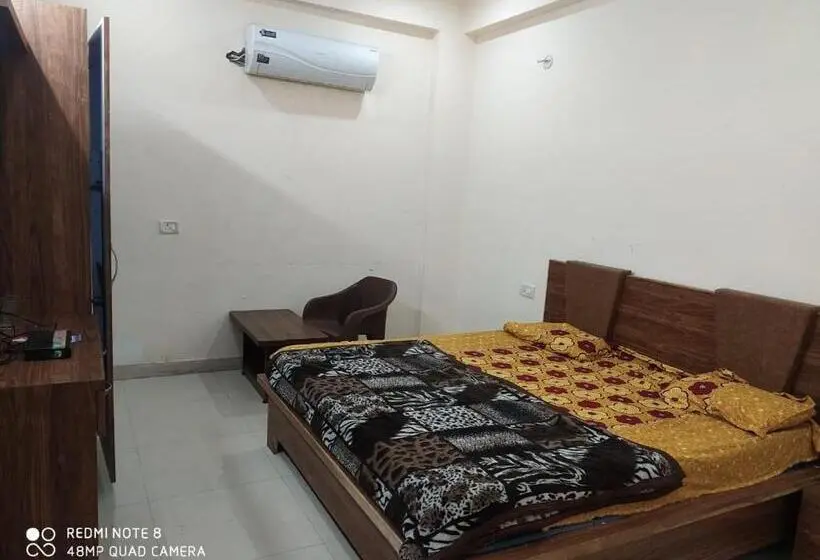 Economy Yhden Hengen Huone, Viraj Palace By Wb Inn