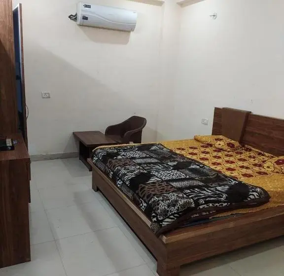 Economy Yhden Hengen Huone, Viraj Palace By Wb Inn