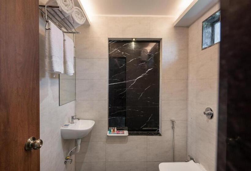 Номер Deluxe, Paramount Riverfront Resort & Spa, Karjat
