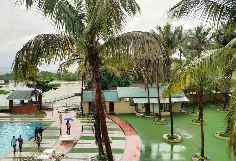 プールビュースタンダードルーム, Paramount Riverfront Resort & Spa, Karjat