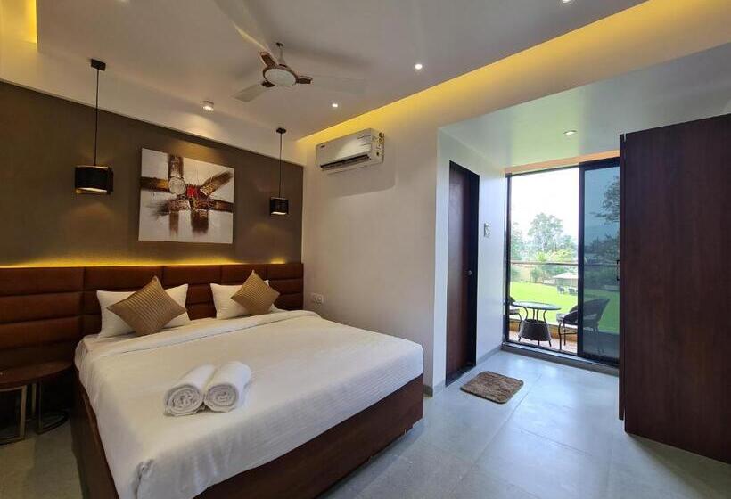 Номер Deluxe с Балконом, Paramount Riverfront Resort & Spa, Karjat
