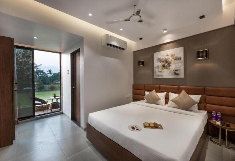 Номер Deluxe с Балконом, Paramount Riverfront Resort & Spa, Karjat