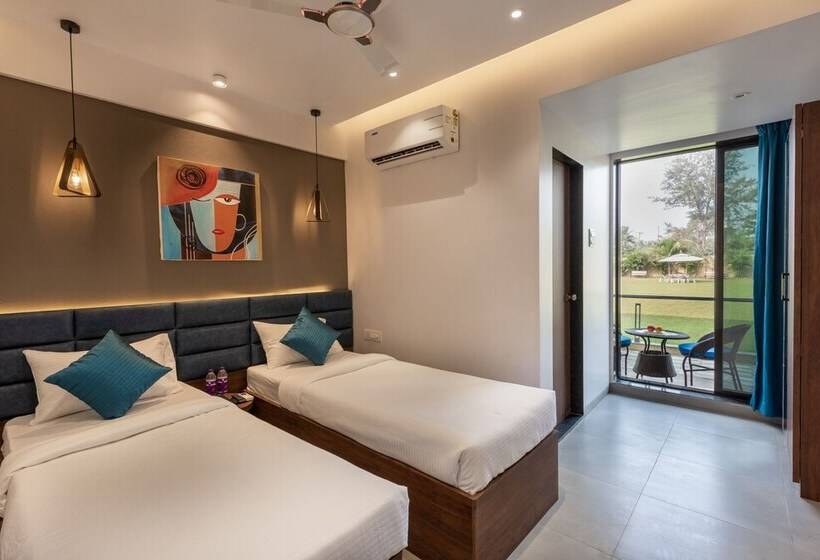 Номер Deluxe, Paramount Riverfront Resort & Spa, Karjat