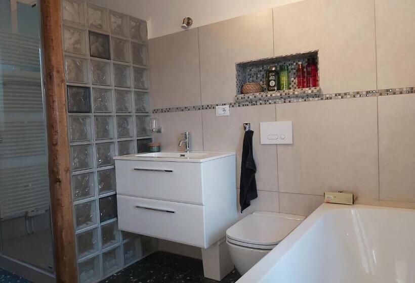 غرفة عائلية مطلّة علي الجبل, Rana Cantante