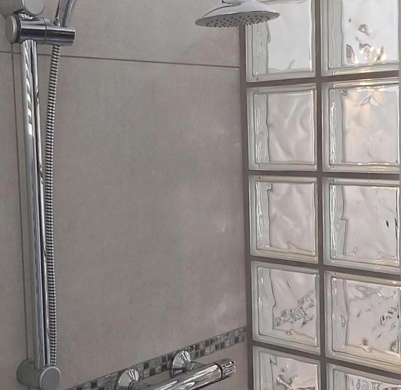 غرفة عائلية مطلّة علي الجبل, Rana Cantante