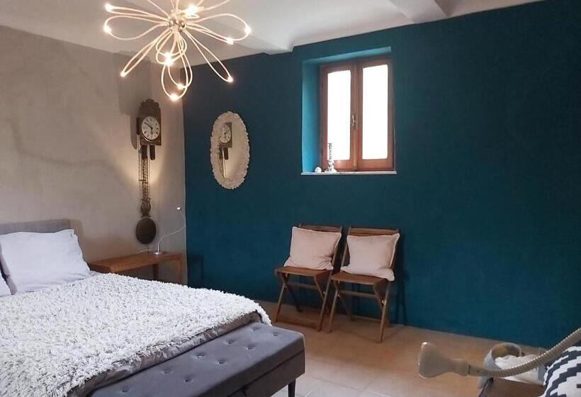 غرفة عائلية مطلّة علي الجبل, Rana Cantante