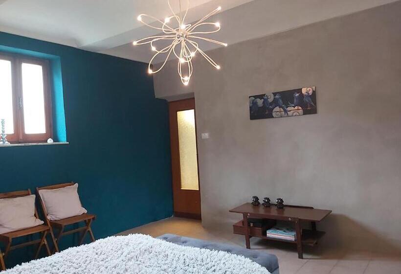 غرفة عائلية مطلّة علي الجبل, Rana Cantante