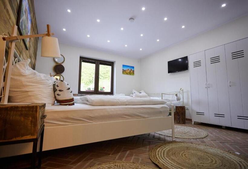 Трехместный Номер Стандарт Вид на Бассейн, Complex Butoaiele Transilvaniei   Cazare & Spa   Natura   Relaxare