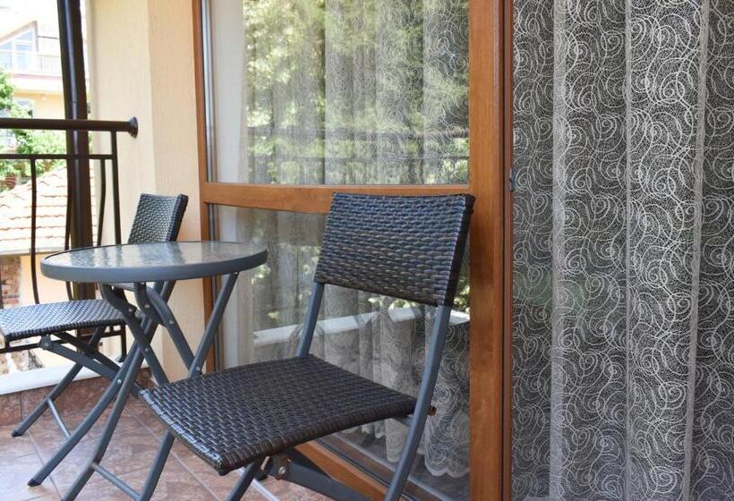 Апартаменты 1 Спальня, Time Out