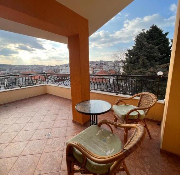 Family Suite, Time Out