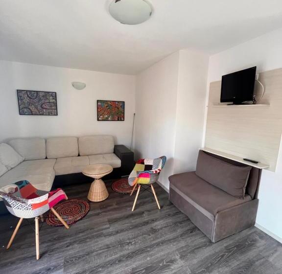 Family Suite, Time Out