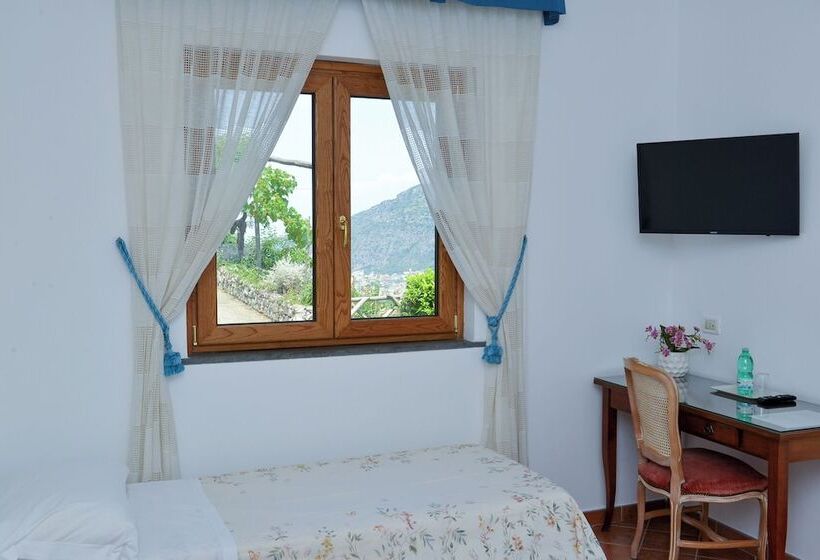 חדר סטנדרט לשלושה, Villevieille