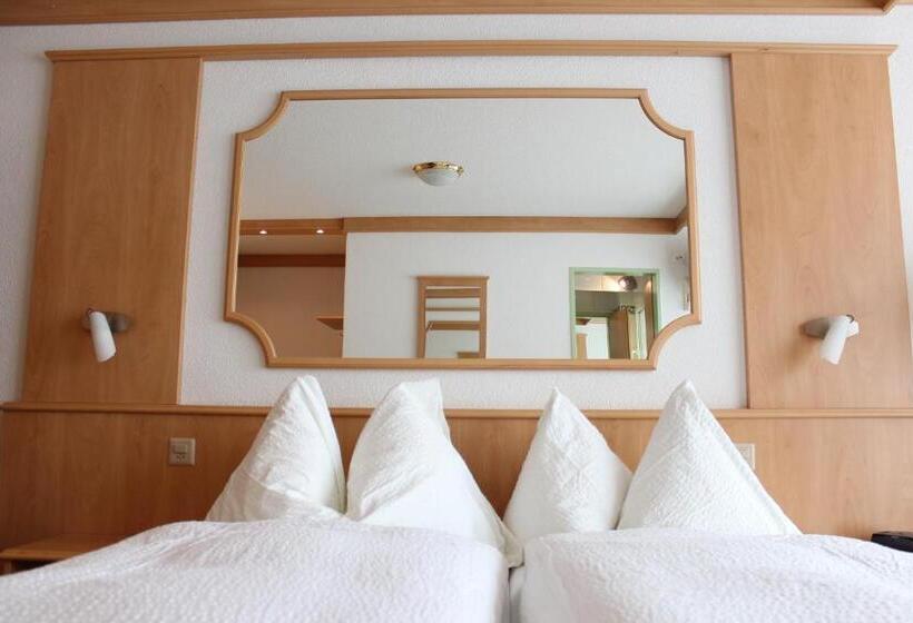 חדר סטנדרט לשלושה, Eden