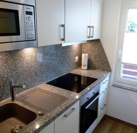 חדר סטנדרט לשלושה, Eden