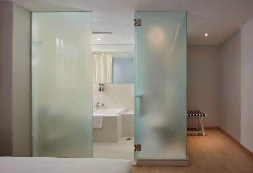 اتاق لوکس, Ole Tai Sam Un